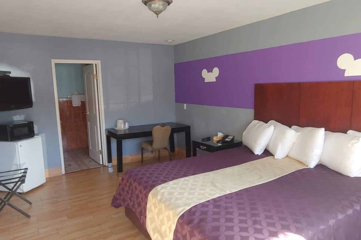 Standard Room, 1 Katil Raja (King), Non Smoking | Meja, Wi-fi percuma, cadar katil
