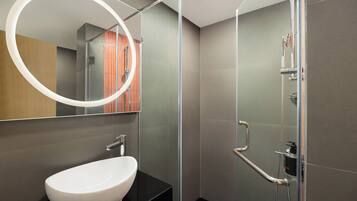 Deluxe Double Room | Bathroom | Shower, rainfall showerhead, free toiletries, hair dryer