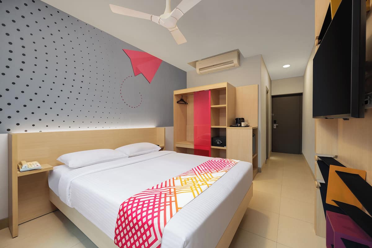 Luxe Queen Room | Minibar, in-room safe, free WiFi, bed sheets