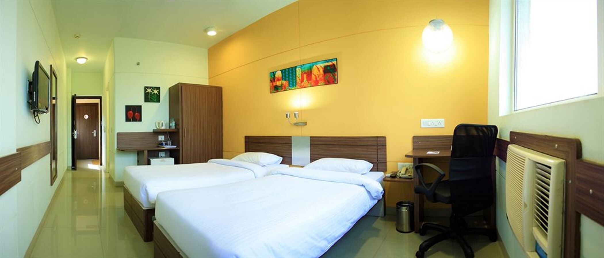 Minibar, in-room safe, free WiFi, bed sheets