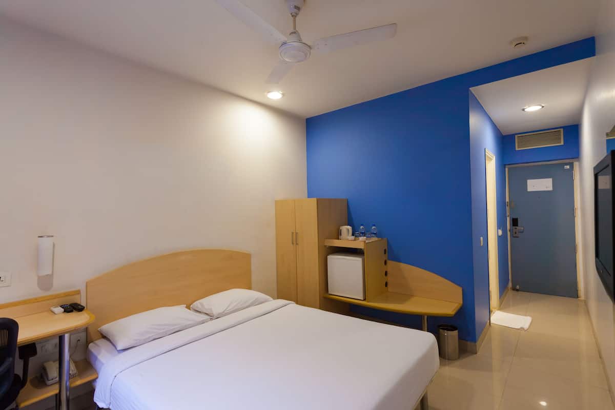 Twin Room | Minibar, in-room safe, free WiFi, bed sheets