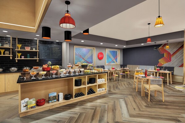 供应早餐、午餐和晚餐