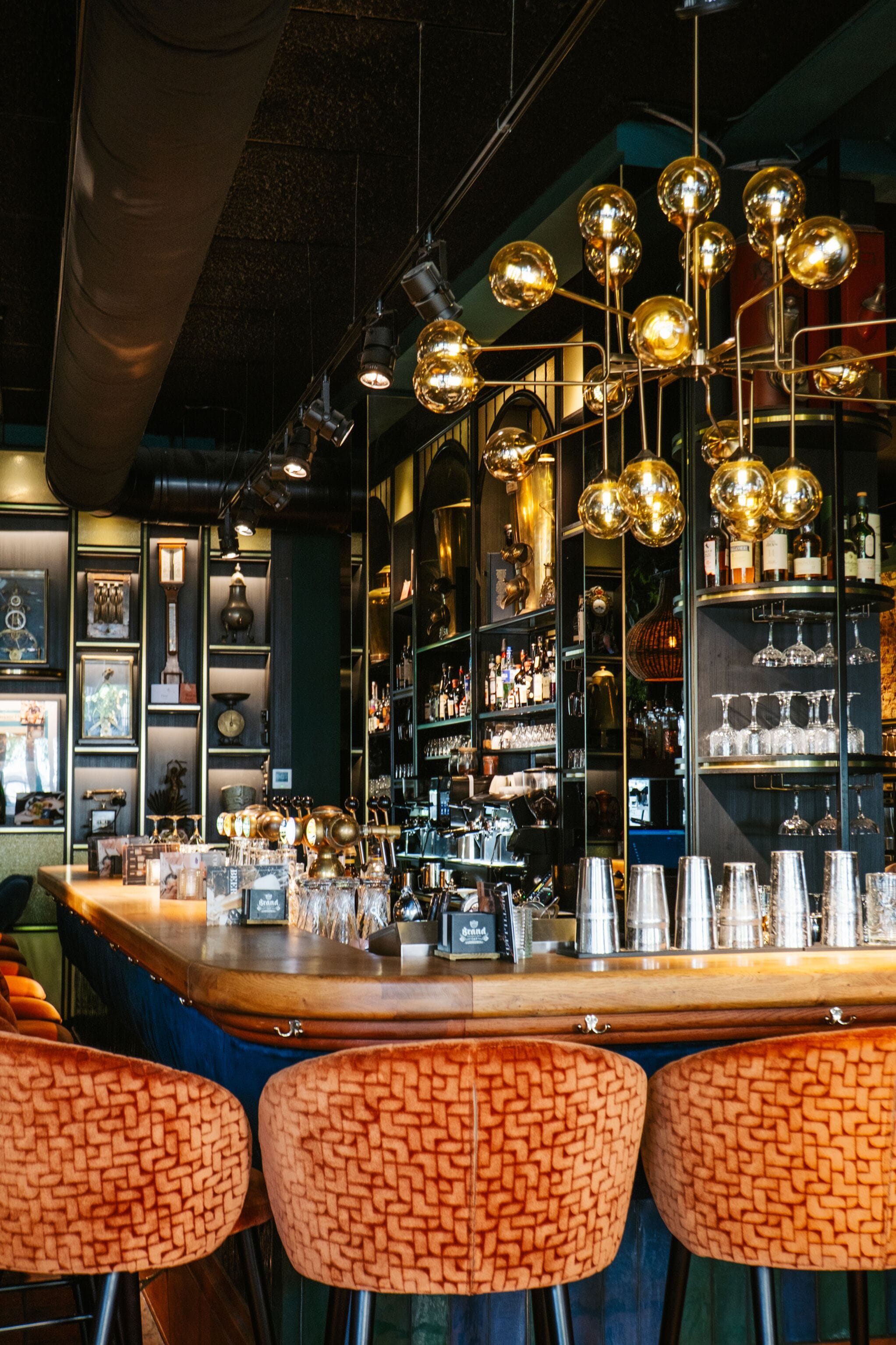 2 bars/lounges, cocktail bar