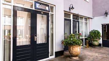 Garden Room | 1 bedroom, hypo-allergenic bedding, in-room safe, desk