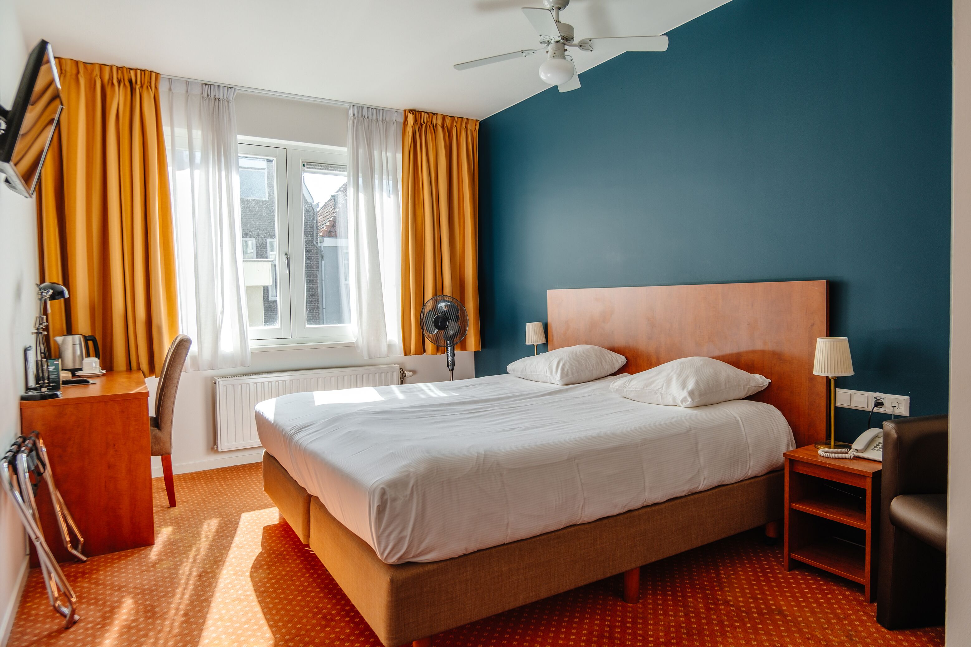 Comfort dubbelrum | Allergitestade sängkläder, värdeförvaringsskåp på rummet och skrivbord