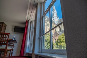 Comfort tweepersoonskamer | Hypoallergeen beddengoed, een kluis op de kamer, een bureau