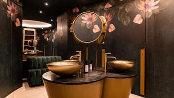 Een diep bad, een regendouche, gratis toiletartikelen, een haardroger