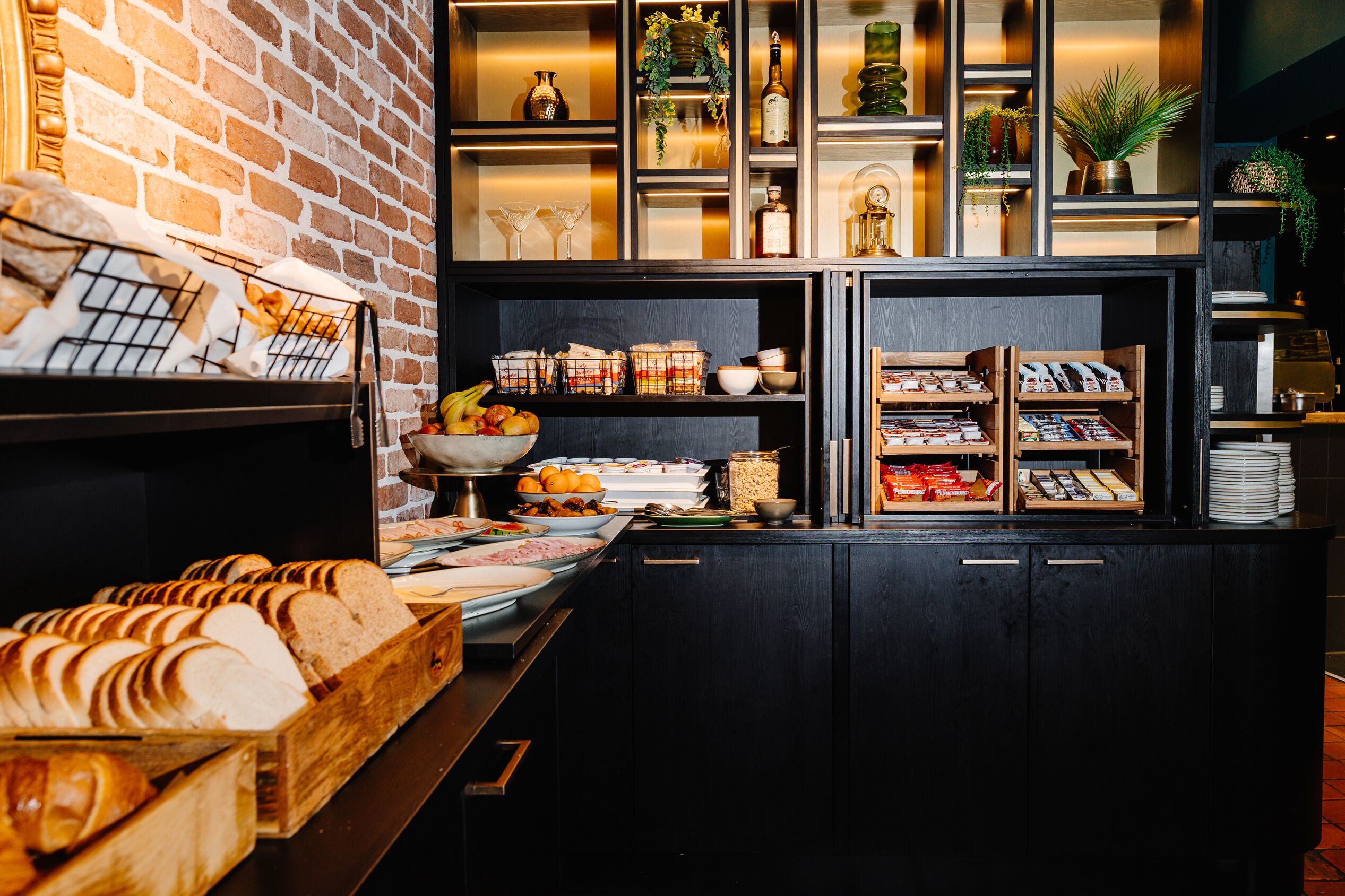 Frukostbuffé varje dag (EUR 19.50 per person)