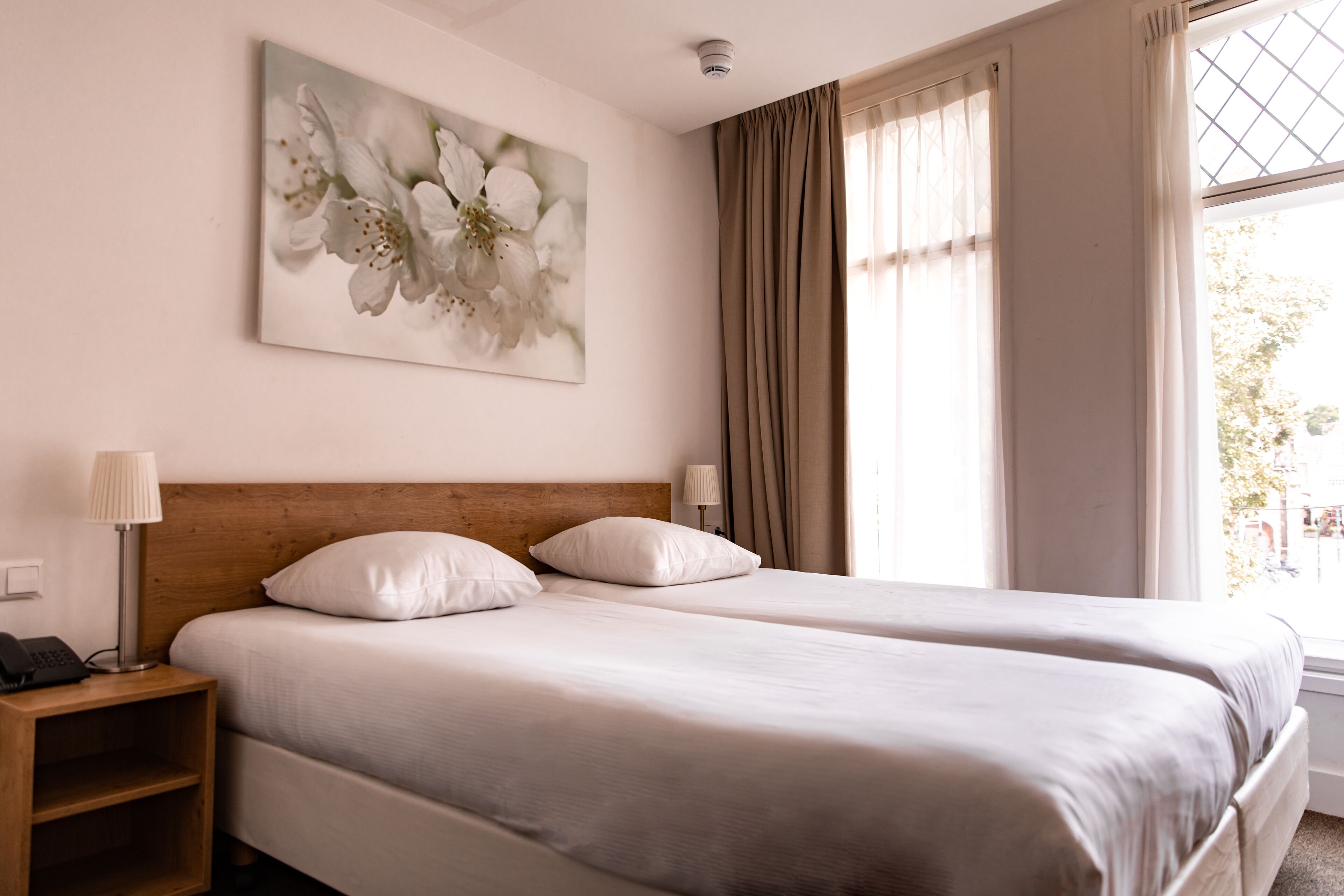 Comfort tweepersoonskamer | Hypoallergeen beddengoed, een kluis op de kamer, een bureau