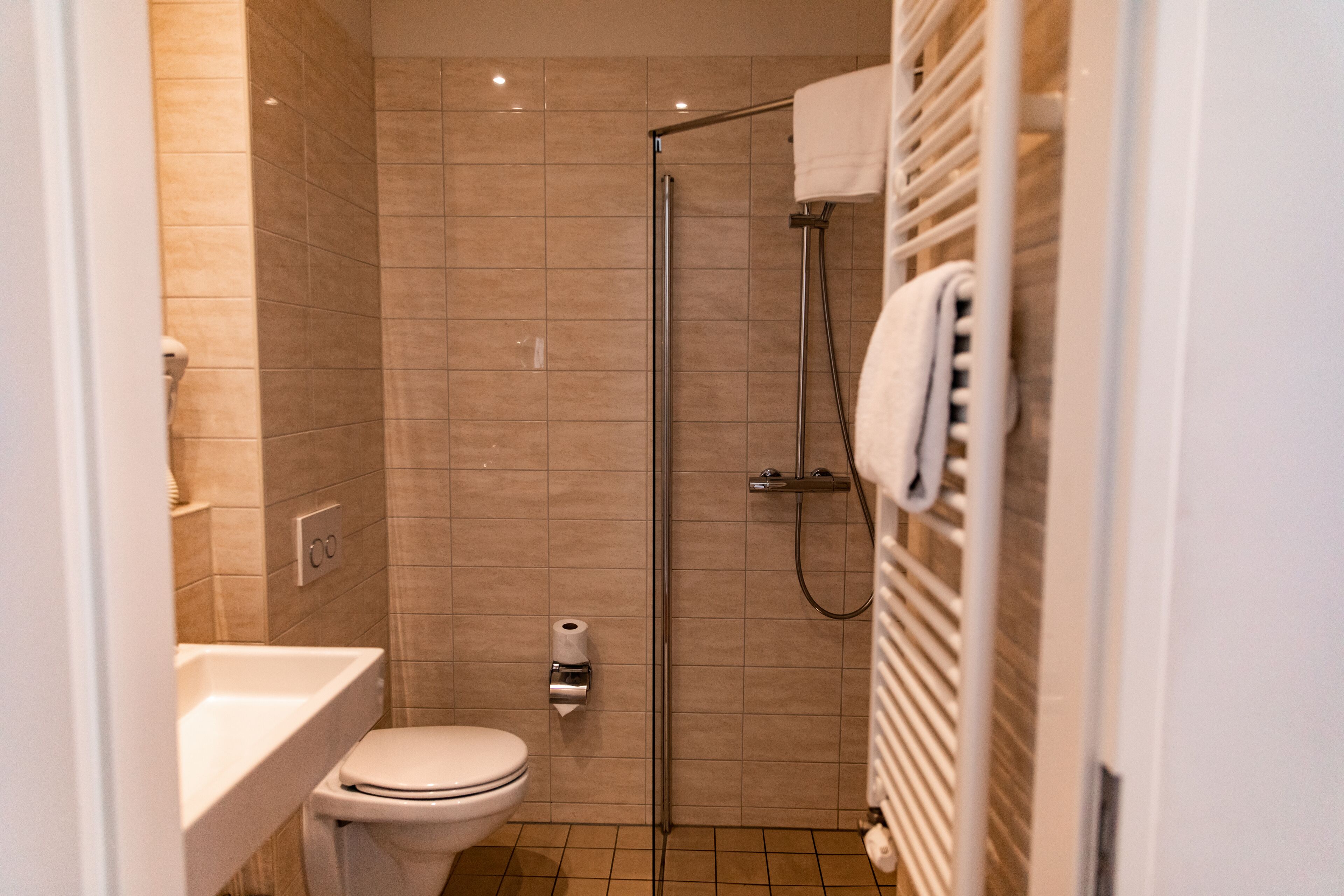 comfort double room | bathroom | deep-soaking bathtub, rainfall showerhead, free toiletries, hair dryer