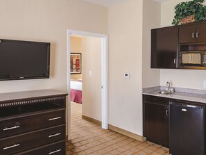 Phòng Suite, 1 phòng ngủ, không hút thuốc (1 King Bed) | Bộ đồ giường cao cấp, nệm có lớp đệm bông, bàn, màn/rèm cản sáng 