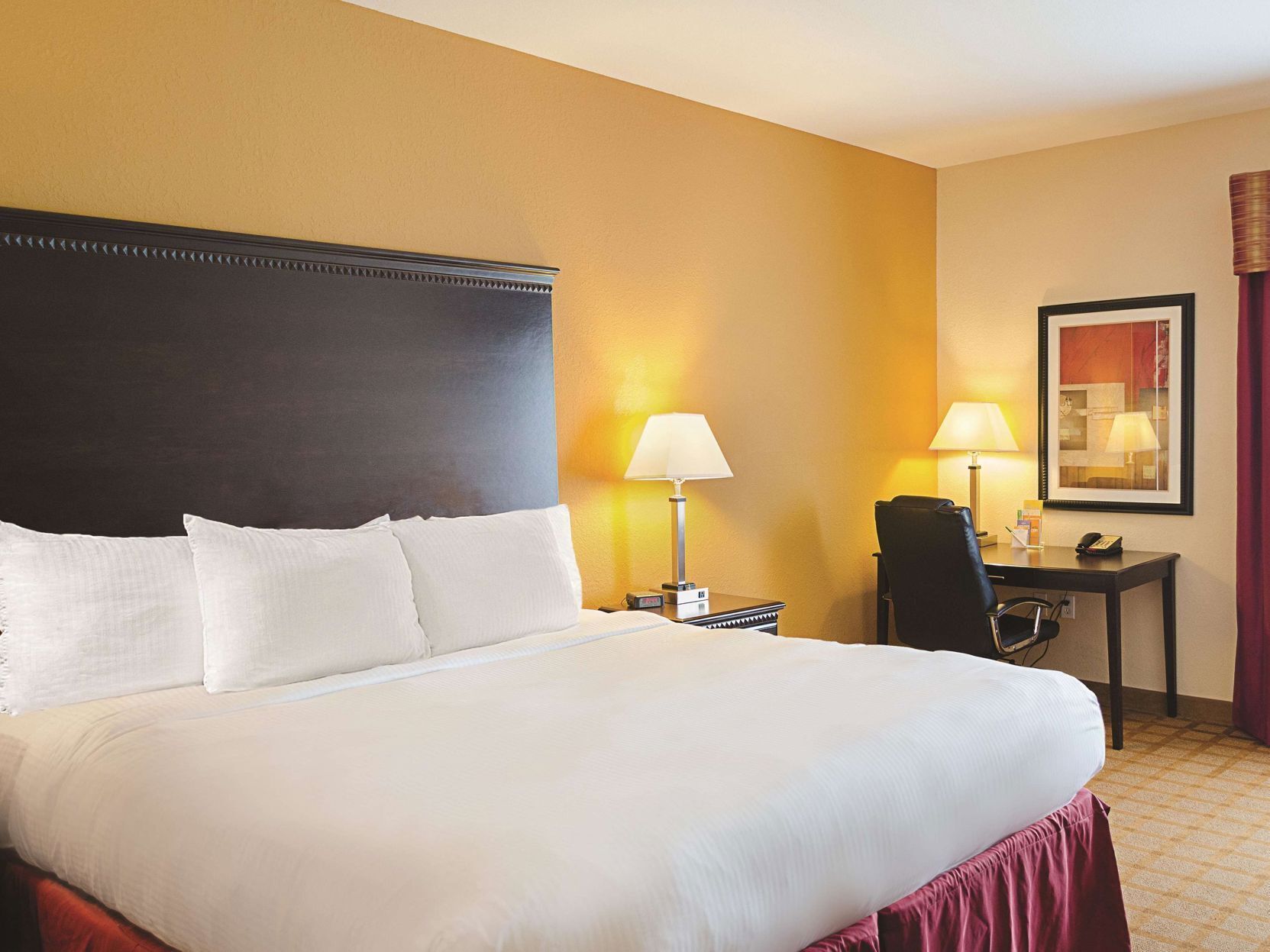 Ropa de cama de alta calidad, camas con pillow-top y escritorio 