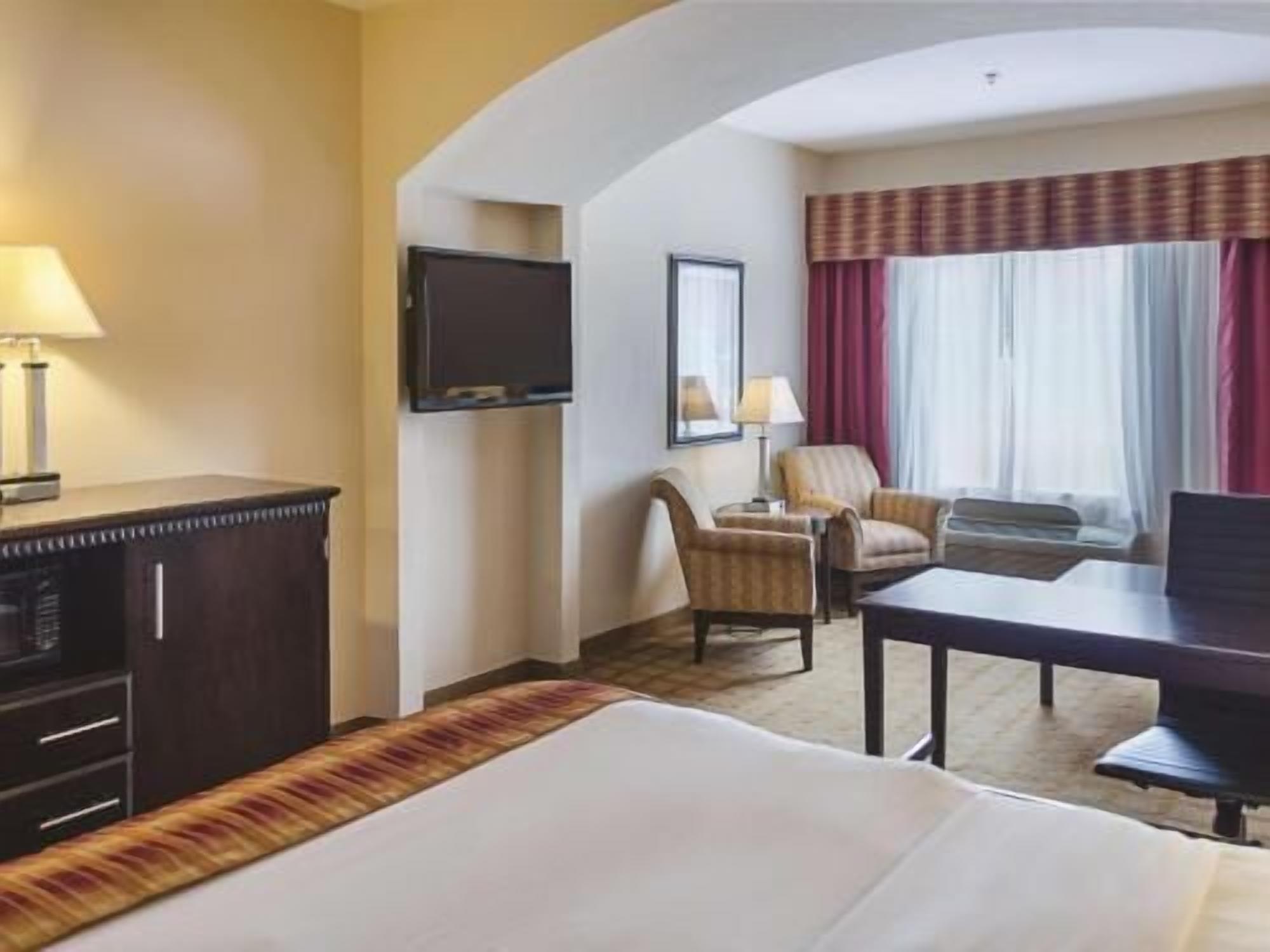 Ropa de cama de alta calidad, camas con pillow-top y escritorio 