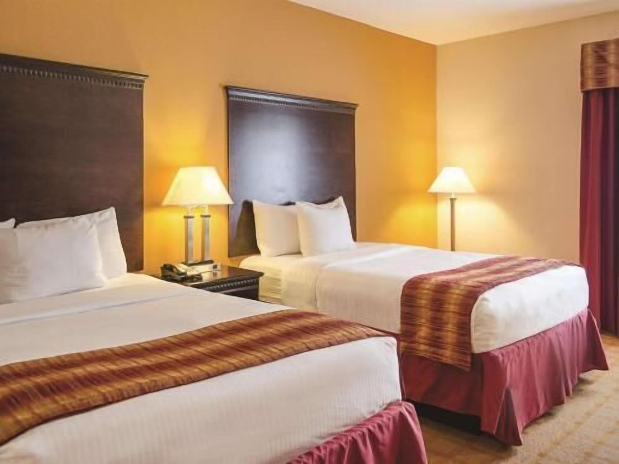 Ropa de cama de alta calidad, camas con pillow-top y escritorio 