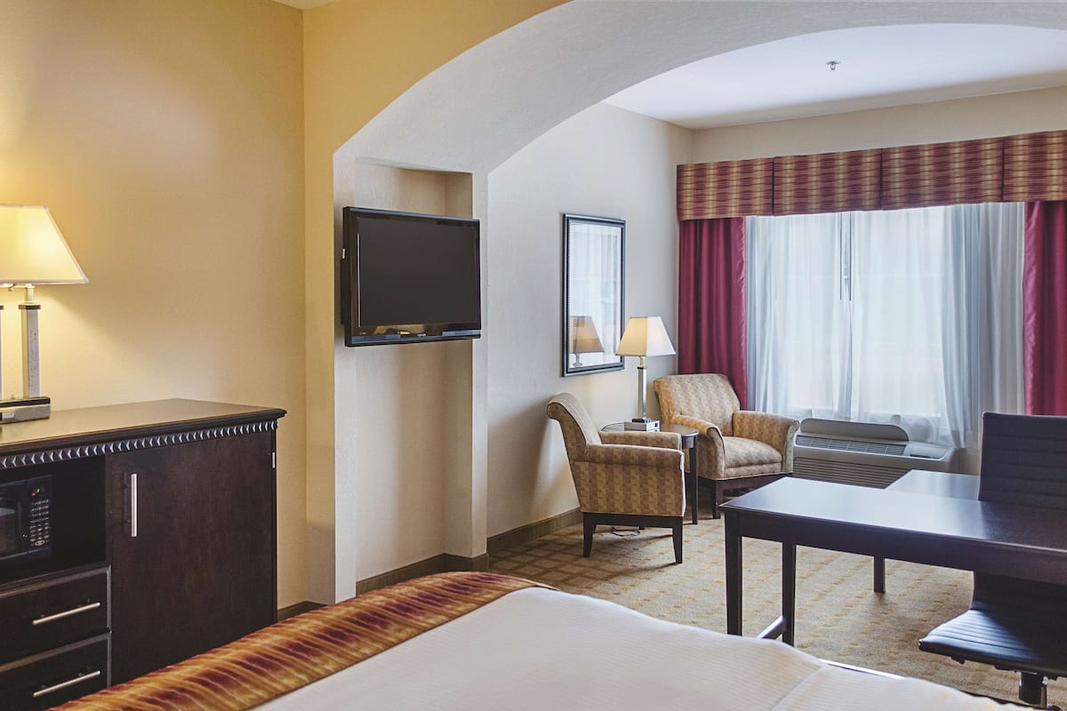 Deluxe Studio Suite, 1 King Bed, Non Smoking