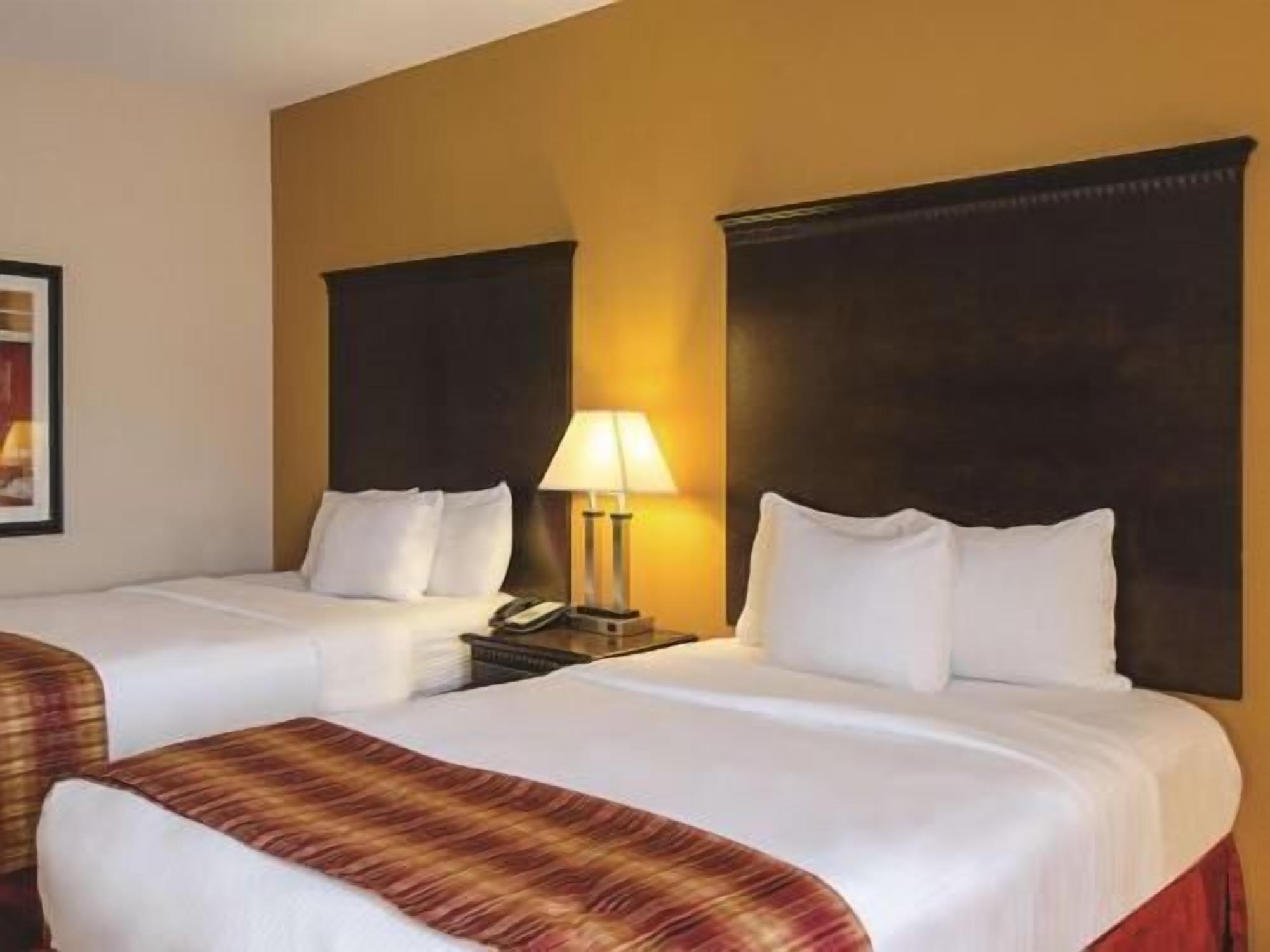 Ropa de cama de alta calidad, camas con pillow-top y escritorio 