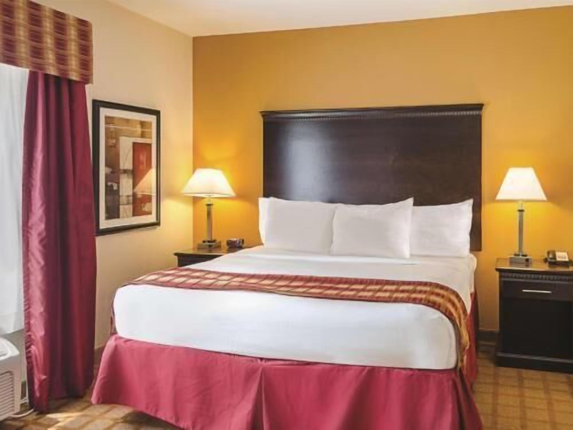 Ropa de cama de alta calidad, camas con pillow-top y escritorio 