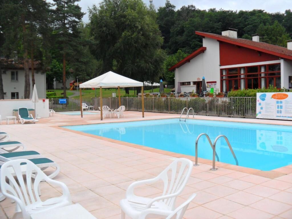 Außenpool (je nach Saison geöffnet), Sonnenschirme, Liegestühle