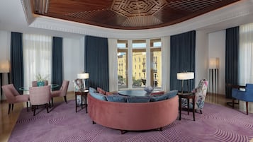 Suite, 1 cama King size, en esquina | Área de sala de estar | Televisión de plasma, estación para iPod y películas con cargo