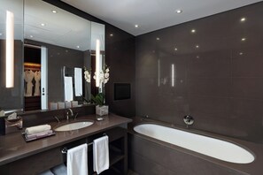 Chambre Prestige, 1 trÚs grand lit | Salle de bain | Baignoire et douche séparées, douche cascade