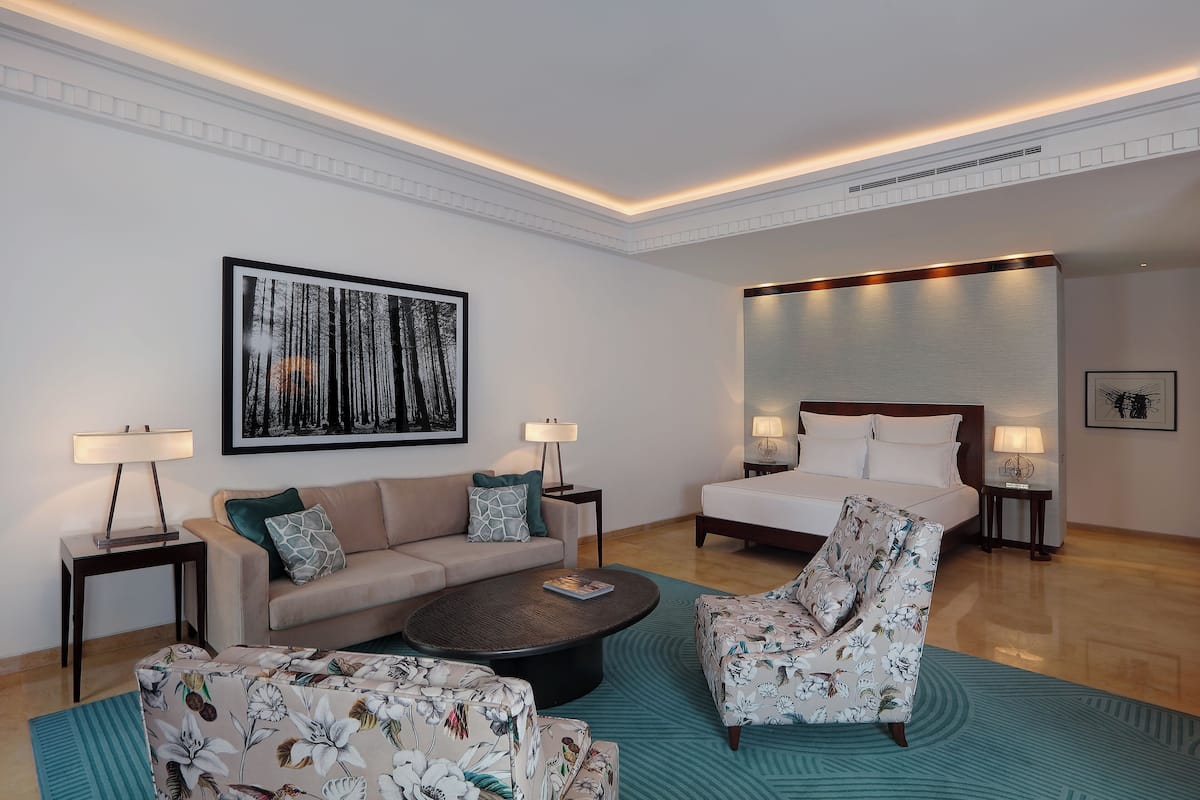 Hypo-allergenic bedding, minibar, in-room safe, desk