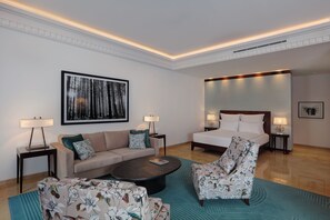 Hypo-allergenic bedding, minibar, in-room safe, desk