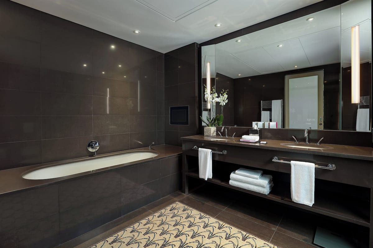 Separate bathtub and shower, rainfall showerhead, free toiletries