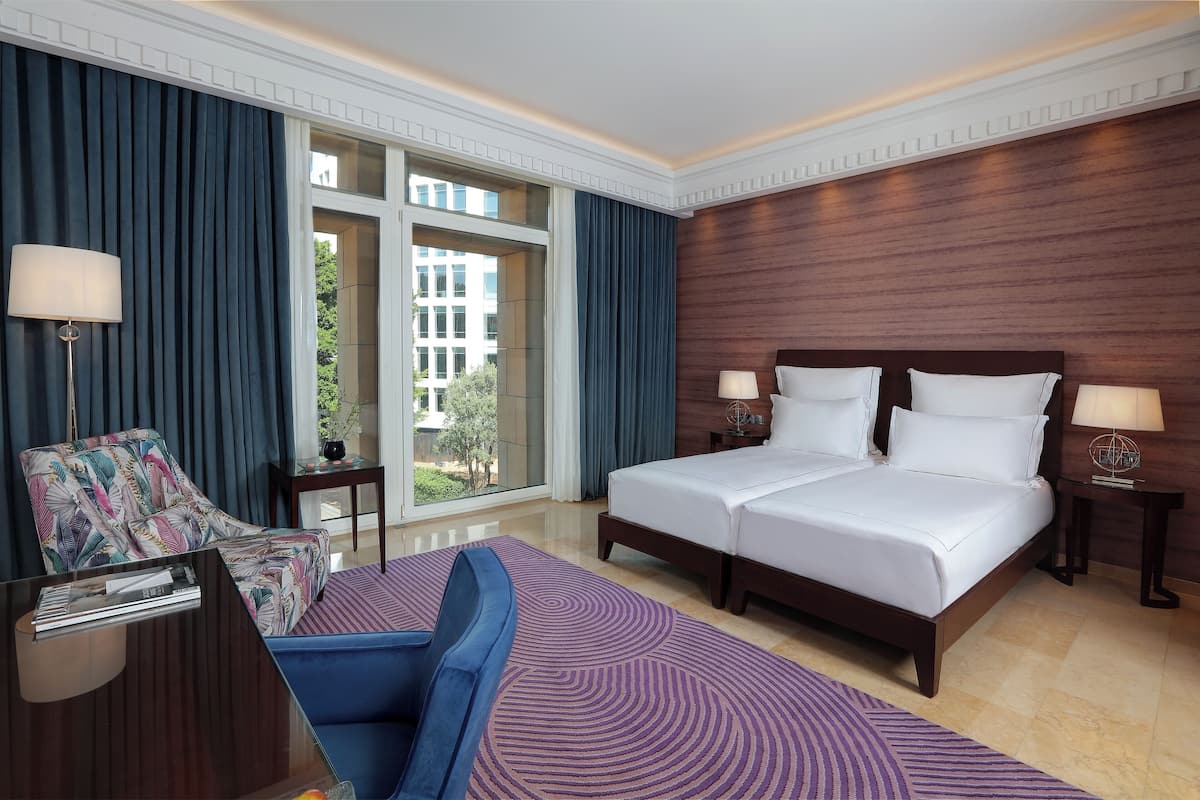 Hypo-allergenic bedding, minibar, in-room safe, desk