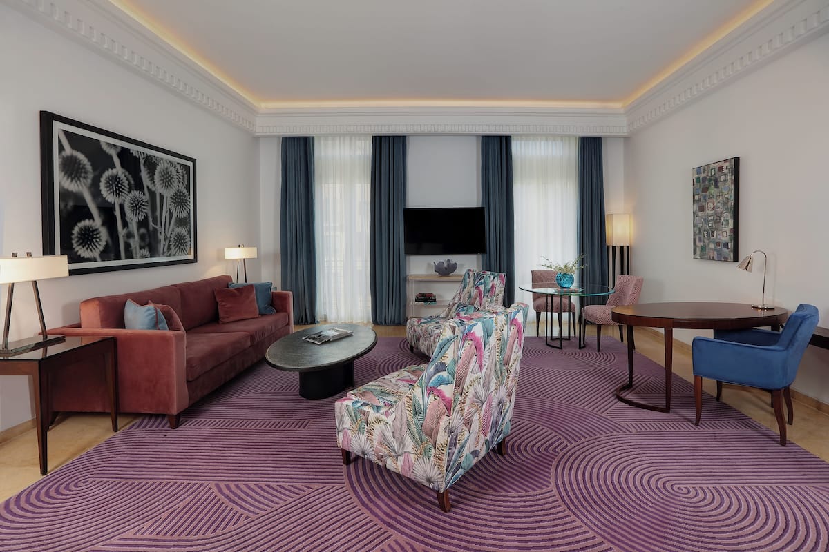 Hypo-allergenic bedding, minibar, in-room safe, desk