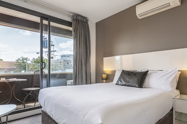 Safe på rommet, skrivebord, strykejern/-brett og barnesenger