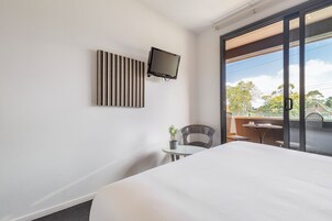 Caja de seguridad en la habitación y escritorio 