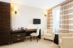 Roba de llit d'alta qualitat i caixa forta a l'habitació 