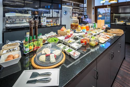 Petit déjeuner buffet servi tous les jours en supplément
