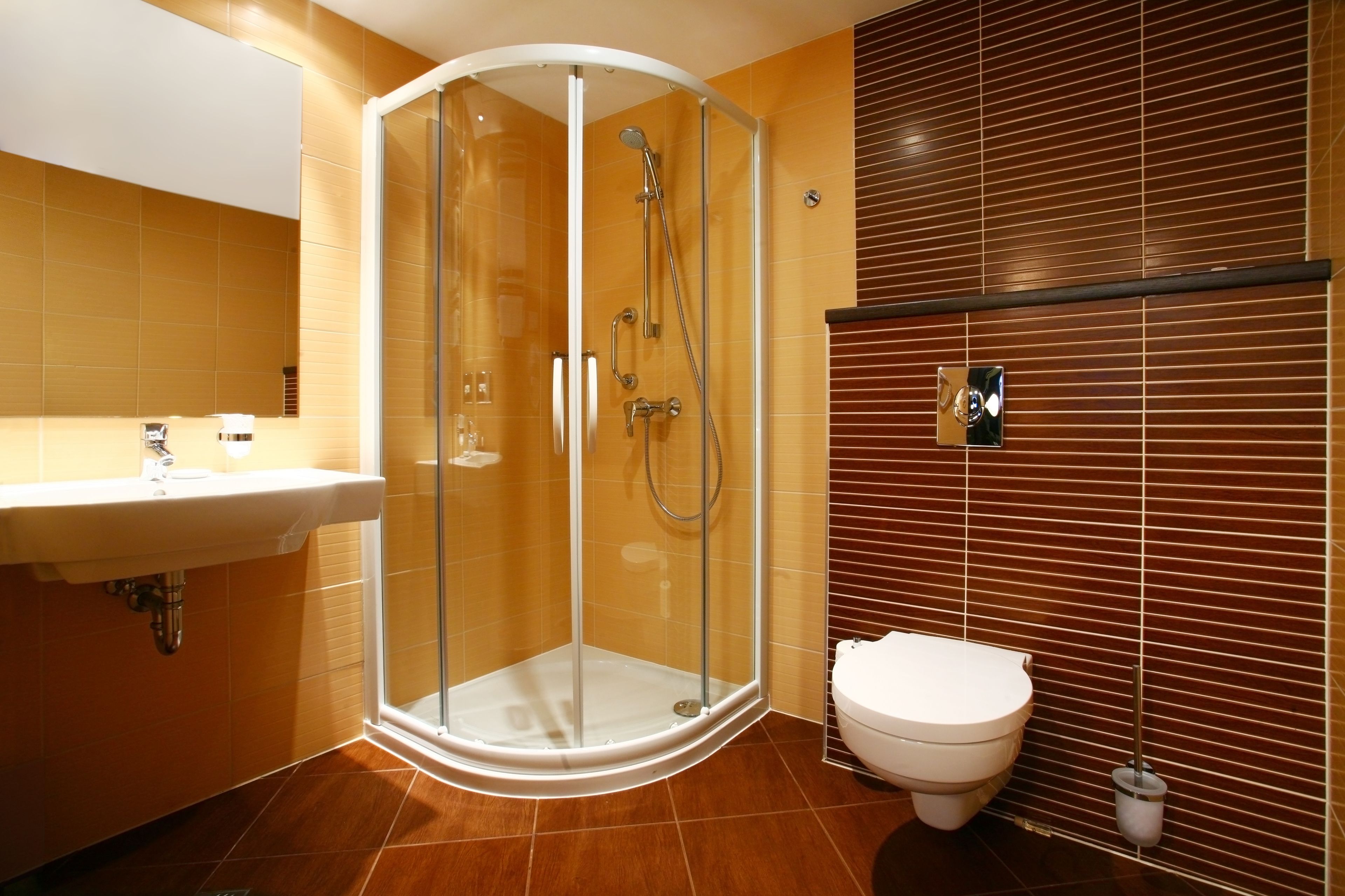 single room | bathroom | combined shower/bathtub, rainfall showerhead, free toiletries