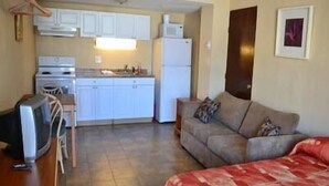 Junior suite | Private kitchen - Casa del Sol Motel (Wildwood)