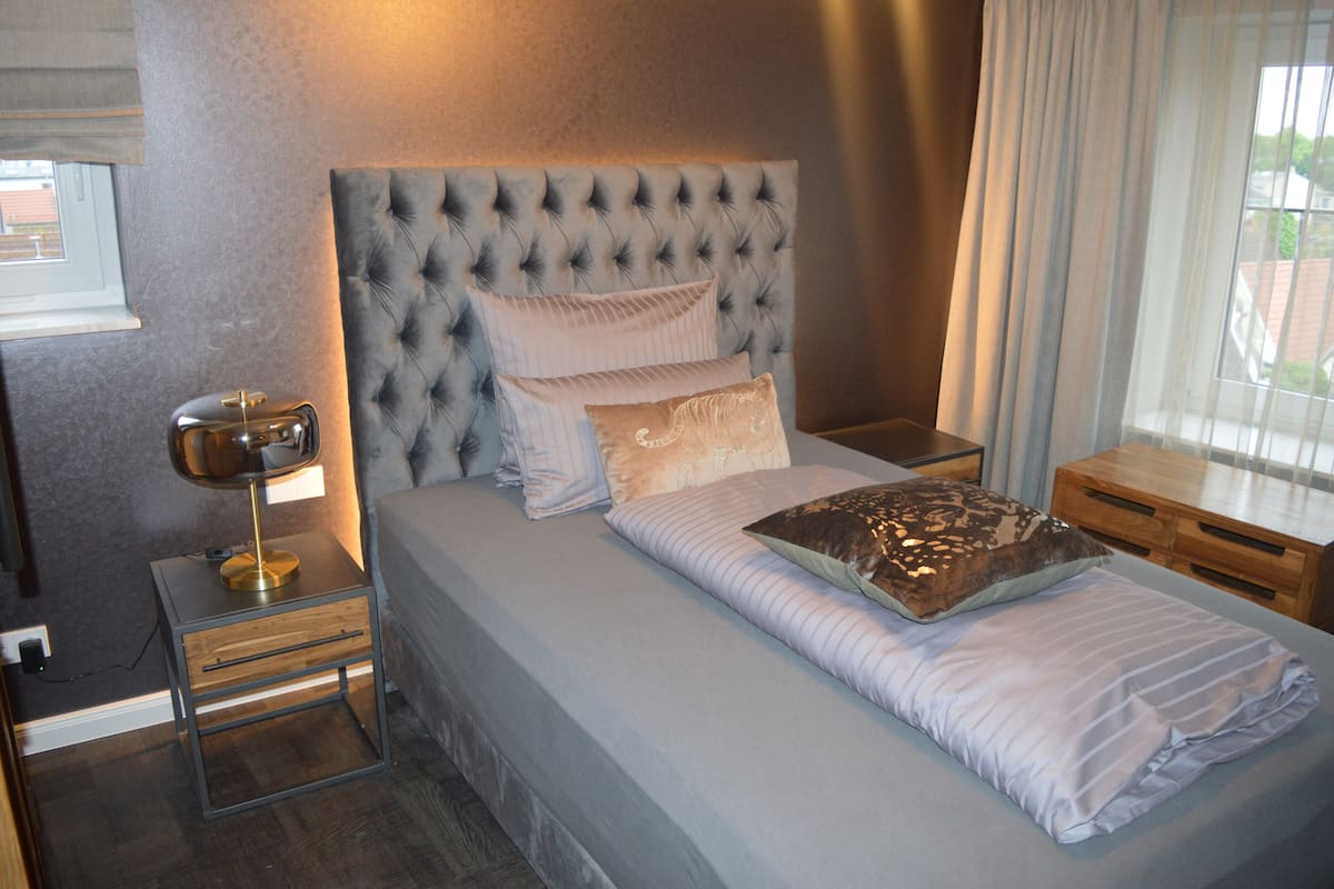 Single Room | Blackout drapes, iron/ironing board (on request), WiFi (free)