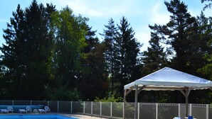 A swimming pool with lounge chairs and a covered pavilion. - VVF Jura Lac de Vouglans, Maisod (Maisod)