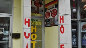 Entrada de um hotel com uma placa que diz 'HOTEL Catherine 1674'.