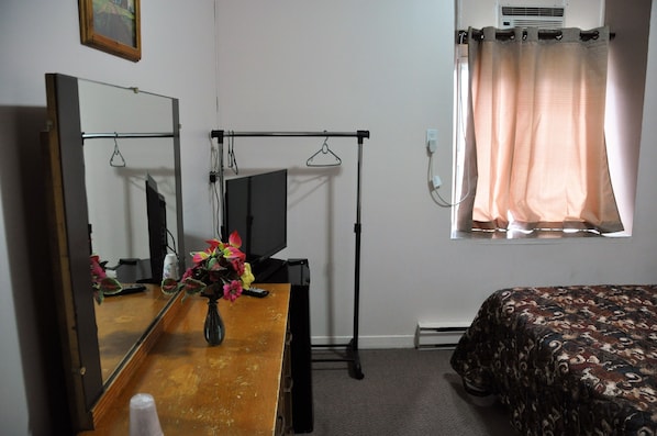 Standardzimmer, 1 Queen-Bett | Bügeleisen/Bügelbrett, Zustellbetten, kostenloses WLAN
