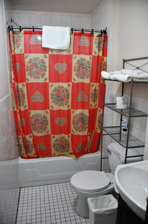 Combined shower/tub, free toiletries, hair dryer, towels - Hôtel Ste-Catherine (Montreal)