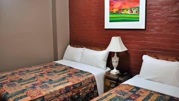 Habitació estàndard, 2 llits dobles | Planxa i posts de planxar, llits addicionals i wifi gratuïta