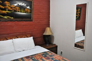 Iron/ironing board, rollaway beds, free WiFi - Hôtel Ste-Catherine (Montreal)