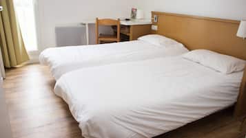 Chambre Standard, 2 lits une place | Bureau, fer et planche à repasser, Wi-Fi gratuit