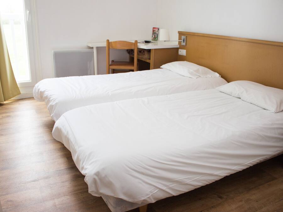 Habitación estándar, 2 camas individuales | Escritorio, tabla de planchar con plancha, wifi gratis