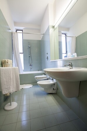 Værelse til 3 personer | Badeværelse | Bruser, gratis toiletartikler, hårtørrer, bidet
