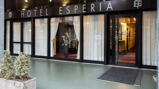 Entrada de un hotel con un cartel que dice "HOTEL ESPERIA".