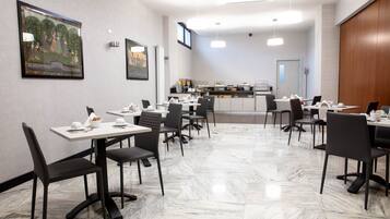 Petit déjeuner buffet (9 EUR par personne)