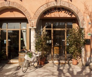 Vista frontal de la propiedad