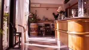 Un intérieur bien éclairé, avec un comptoir en bois, un radiateur et divers objets décoratifs.