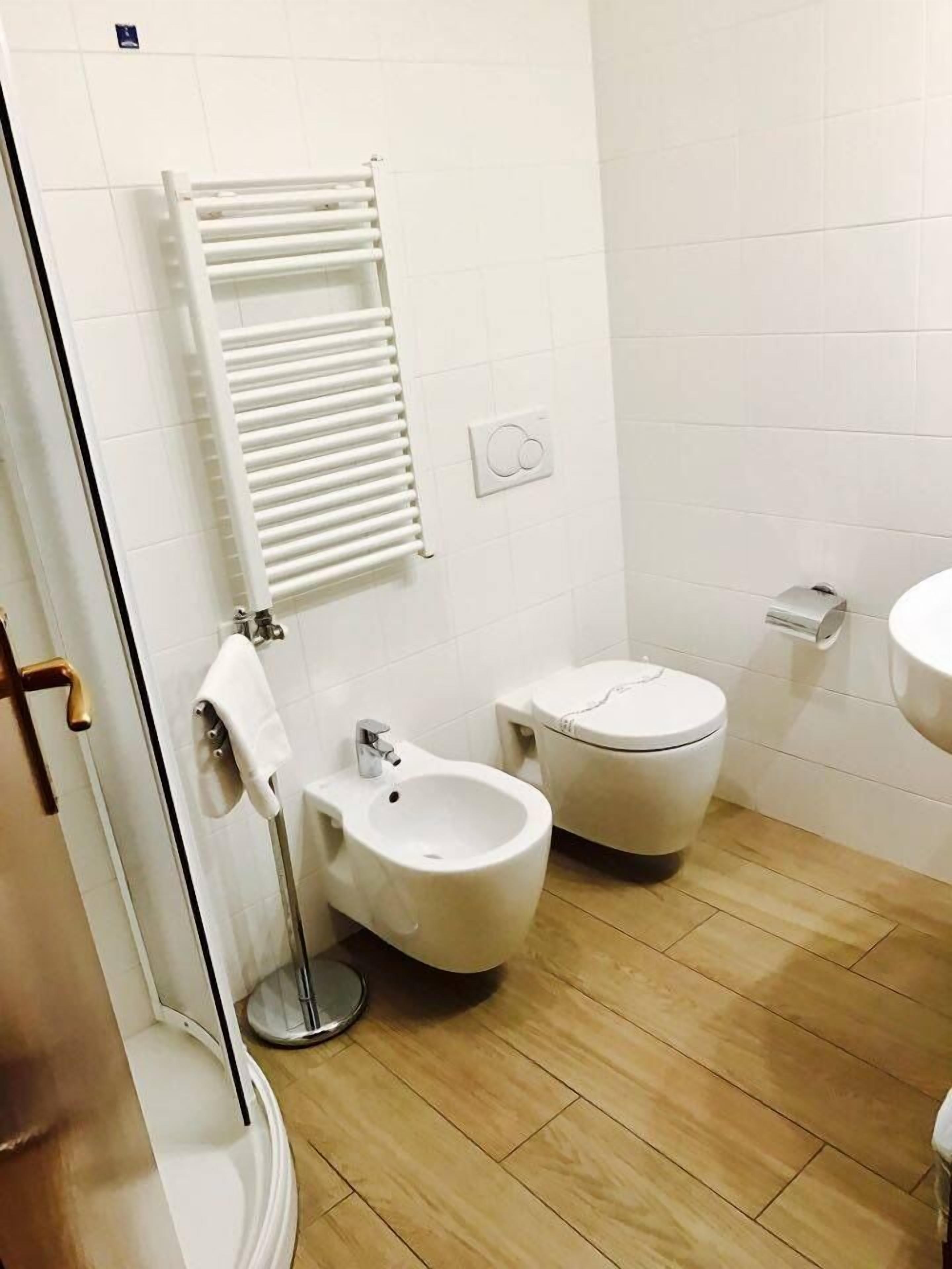 quadruple room | bathroom | shower, free toiletries, hair dryer, bidet